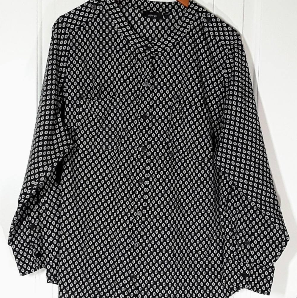 Apt 9 button up top with pockets EUC